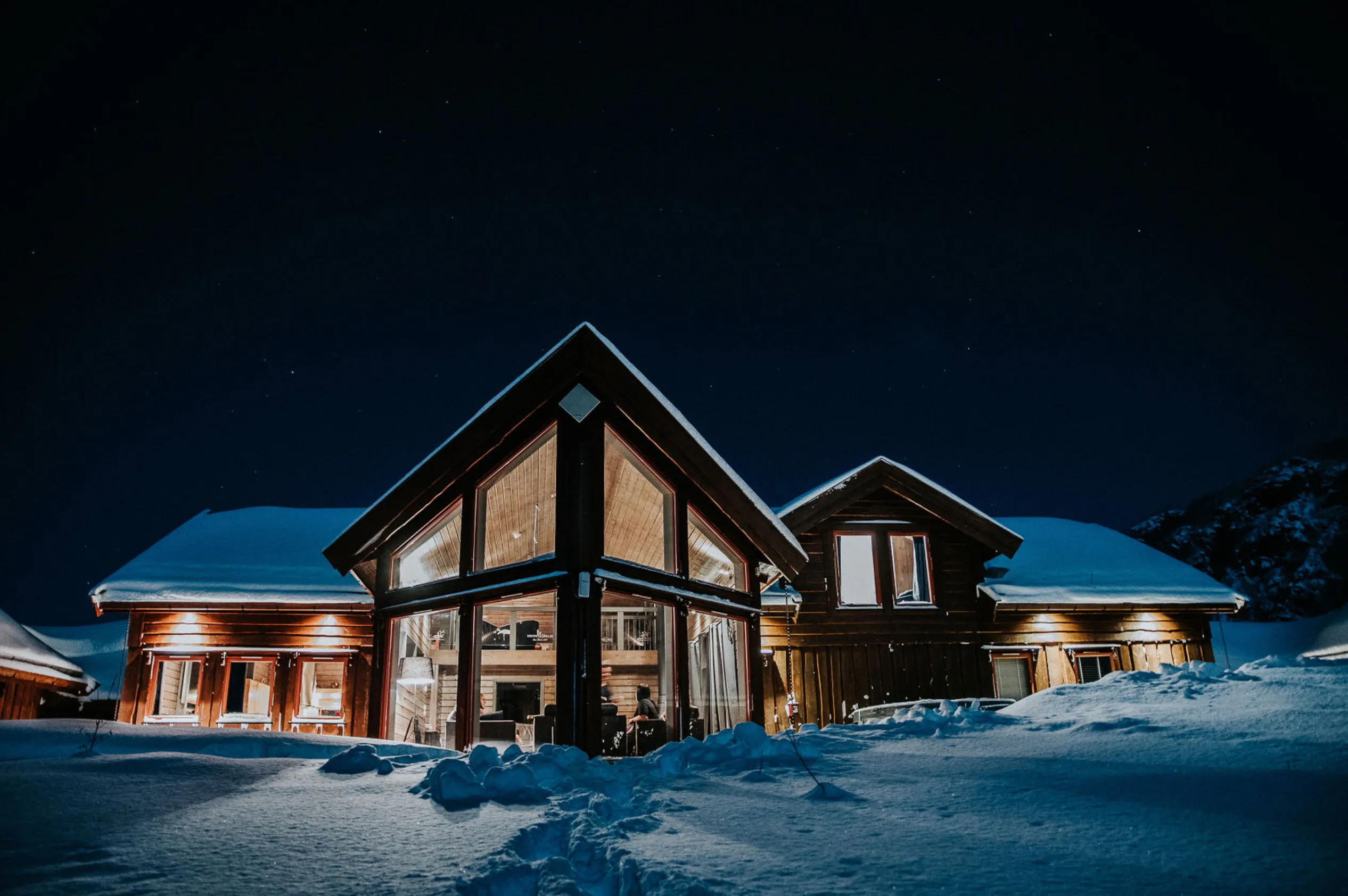 Lavvoen ved Alten Lodge under stjernehimmel en vinternatt