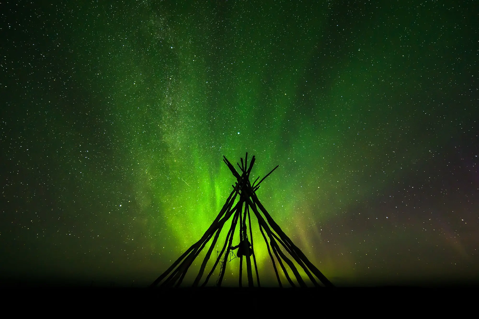 Nordlys over vinterlandskapet i Finnmark