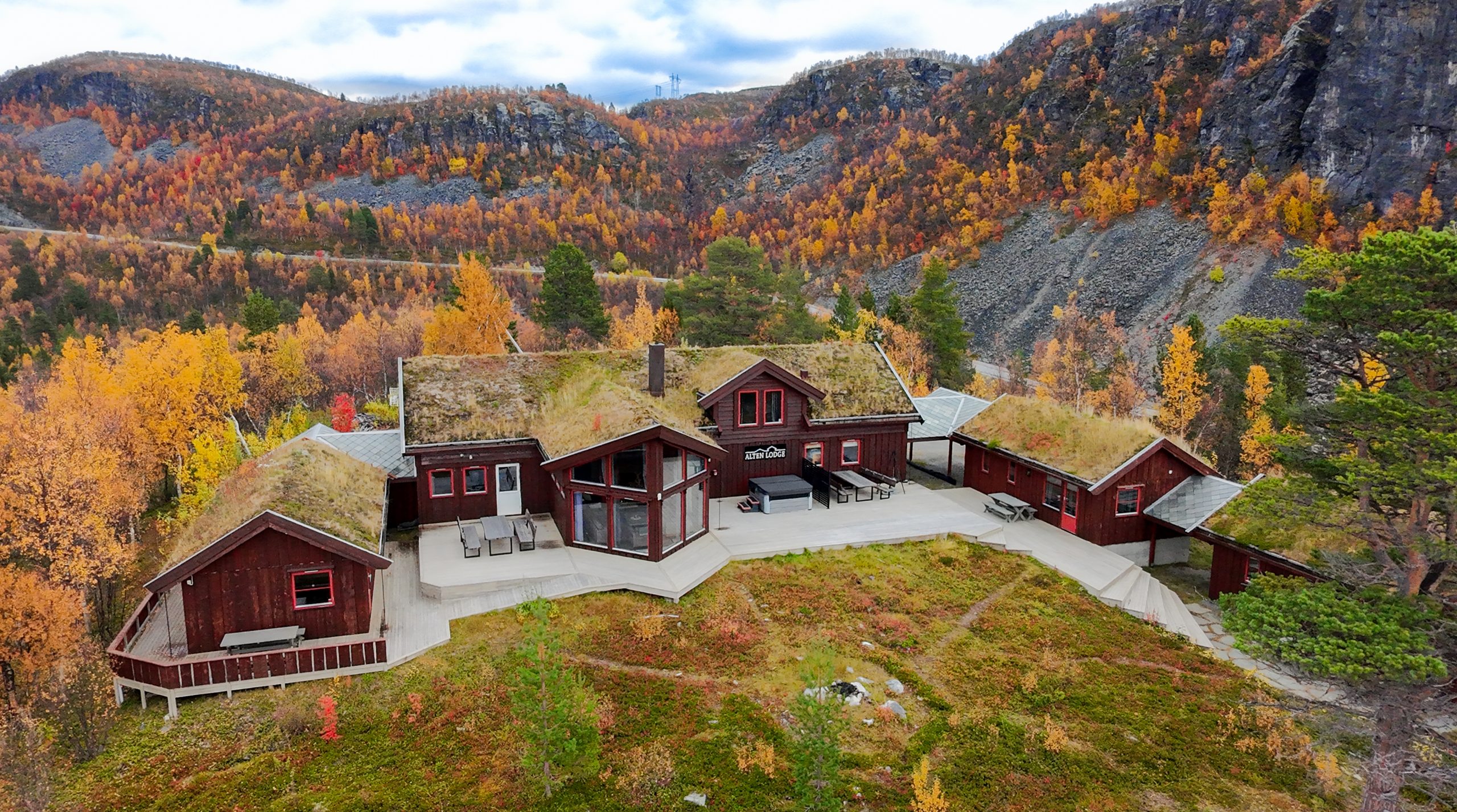 Alten Lodge sett fra luften, på toppen av Sarves
