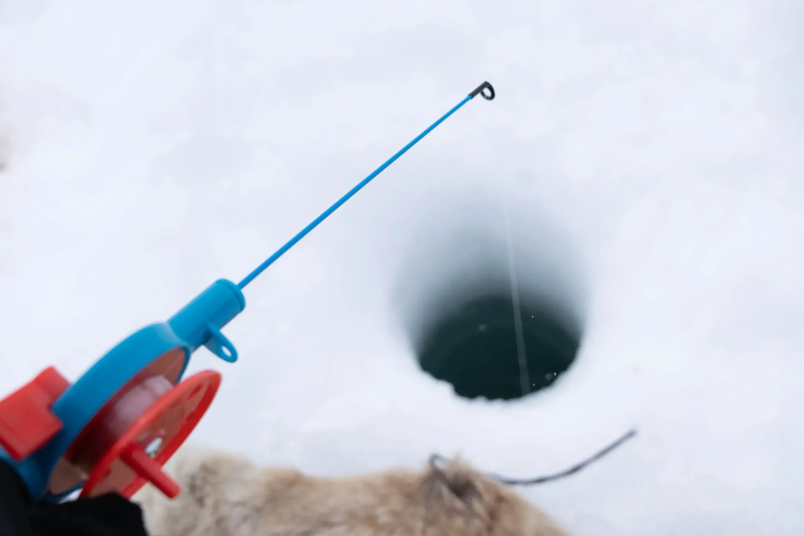 Isfiske på islagt vann i Finnmark