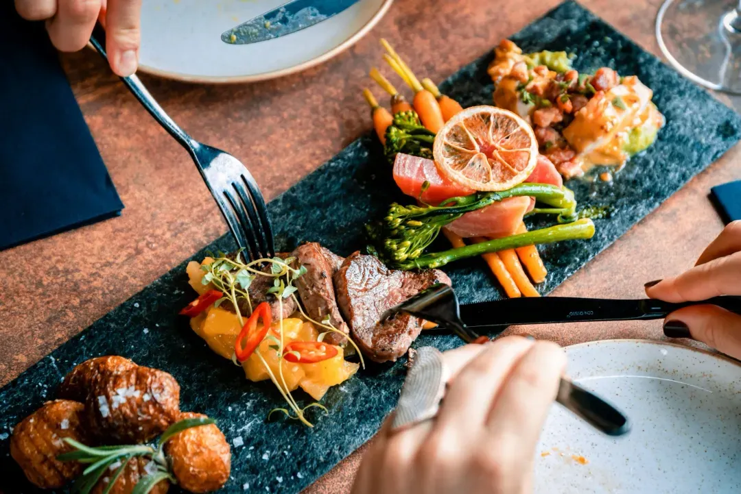 Anrettet middagsrett på restaurant